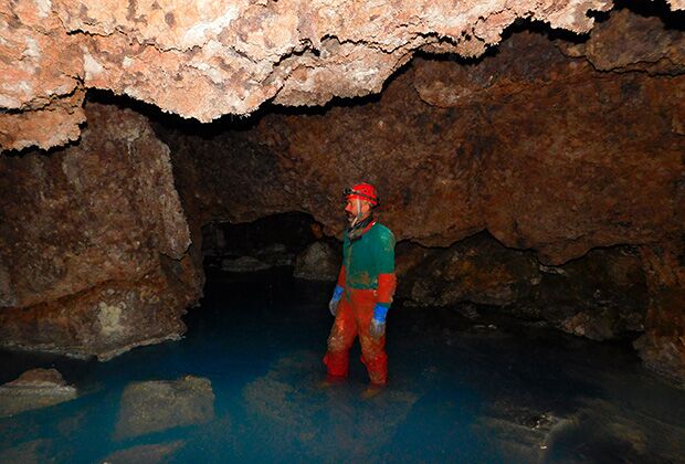 Руководитель экспедиции Геннадий Самохин в одной из пещер в Чеченских горах
