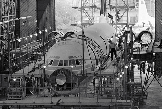 Сборка пассажирского лайнера на Ташкентском авиационном заводе