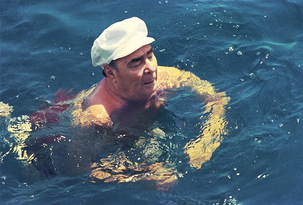 Крым, июль 1980 года. Генсек ЦК КПСС Леонид Брежнев во время купания в Черном море