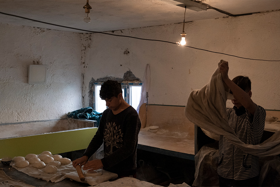 Афганские беженцы работают в пекарне 