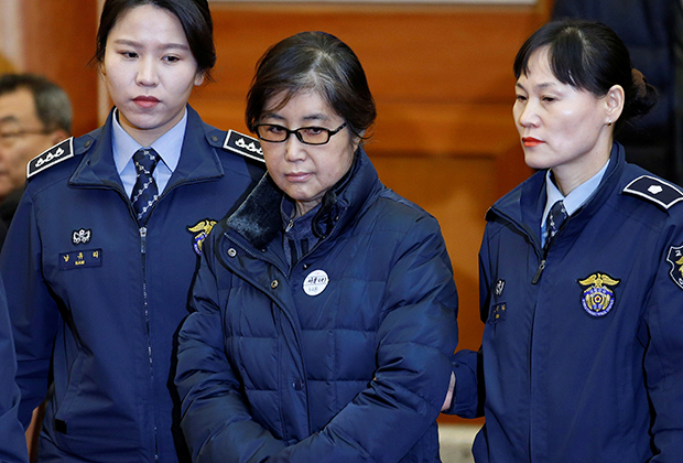 Чхве Сун Силь, давняя подруга Пак Кын Хе, прибывает для слушания по делу об импичменте президента Южной Кореи в Конституционном суде Сеула, 16 января 2017 года