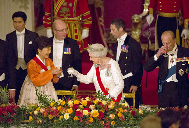 Президент Южной Кореи Пак Кын Хе и королева Великобритании Елизавета II на государственном банкете в Букингемском дворце, 5 ноября 2013 года, Лондон