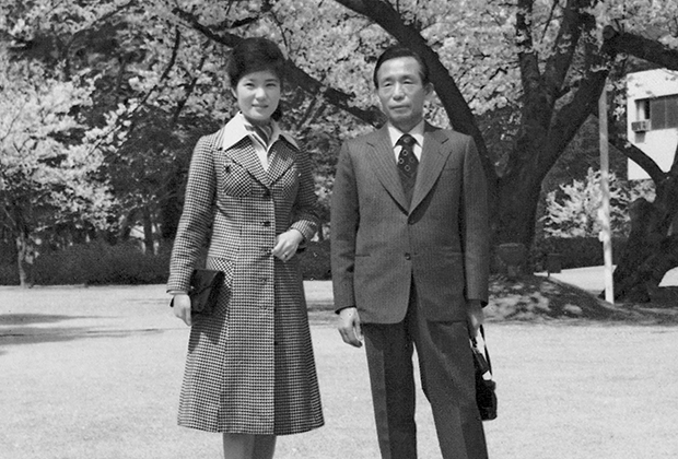Пак Кын Хе позирует со своим отцом, президентом Паком Чжон Хи