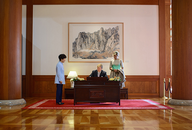 Король Нидерландов Виллем Александр и президент Южной Кореи Пак Кын Хе в Сеуле, 3 ноября 2014 года