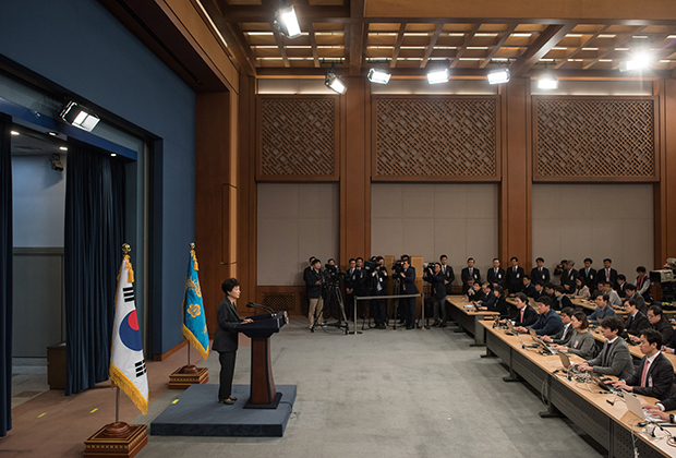 Президент Южной Кореи Пак Кын Хе выступает во время обращения к нации в Голубом доме, 4 ноября 2016 года