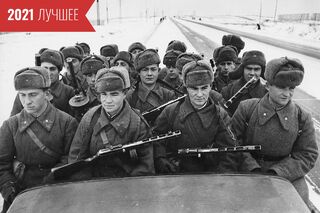 Советские бойцы и командиры в кузове грузовика следуют на защиту Москвы, 1941 год