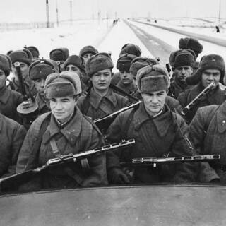 Советские бойцы и командиры в кузове грузовика следуют на защиту Москвы, 1941 год