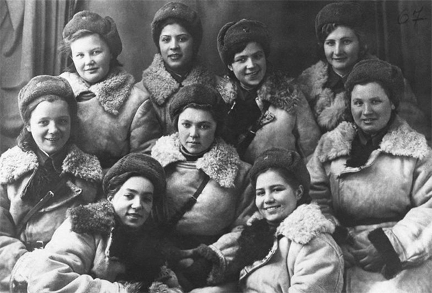 Командир боевой группы в/ч 9903 Елена Колесова (в центре) со своими бойцами, зима 1941-1942 годов