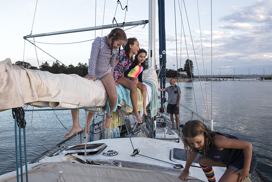 Лада отмечает свой день рождения с австралийскими подругами на палубе яхты, Мандура, Западная Австралия