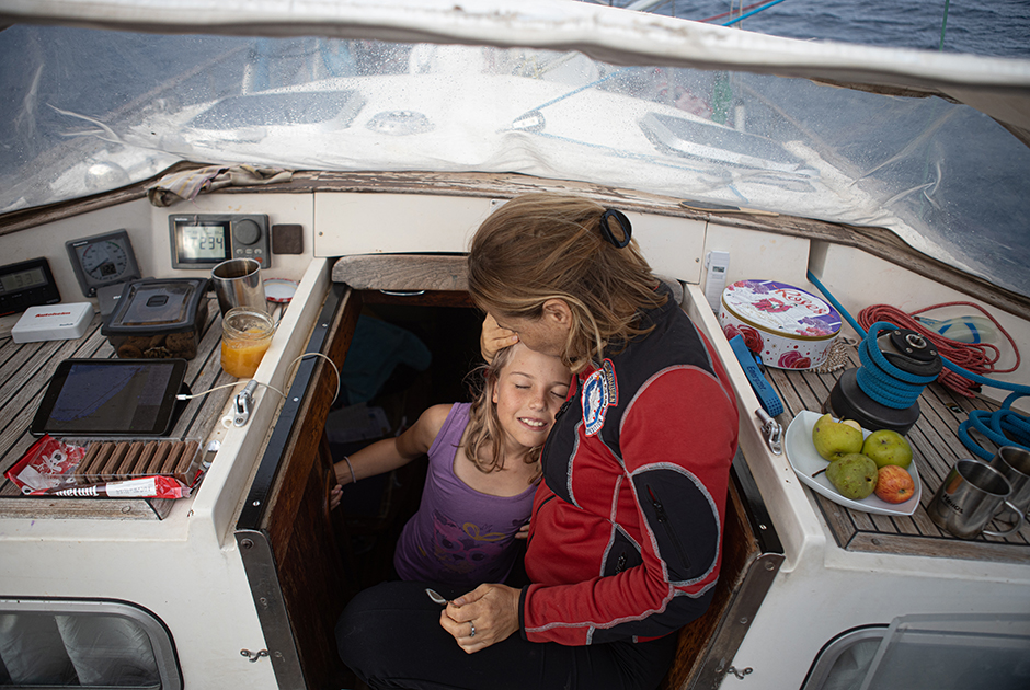 Лада с матерью Мариной завтракают на палубе яхты Lady Mary