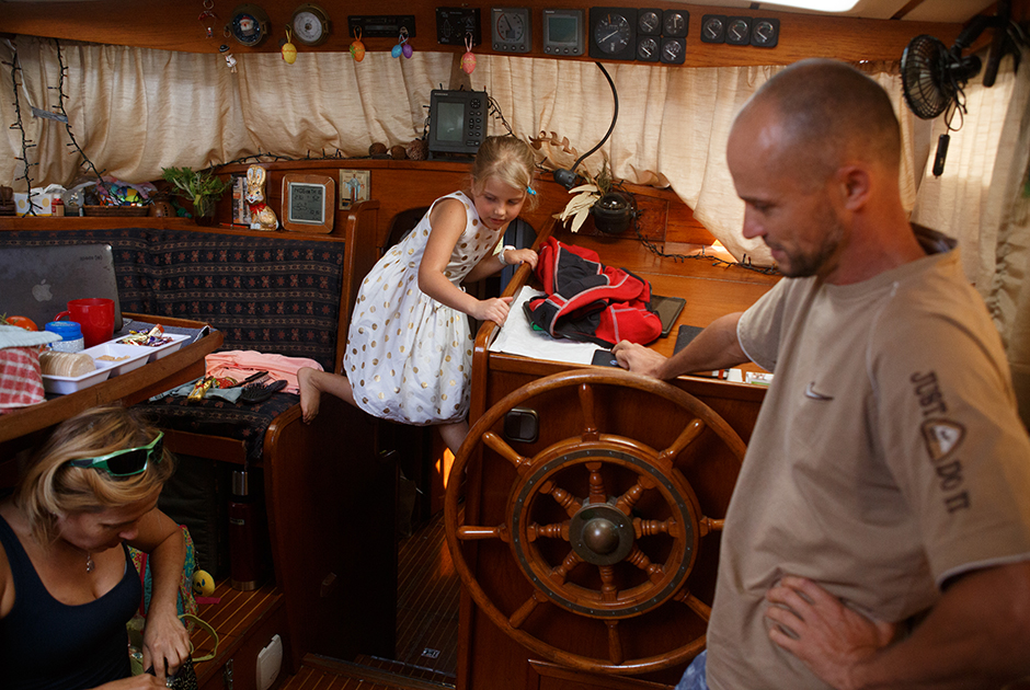 Андрей, Лада и Марина в рубке на яхте