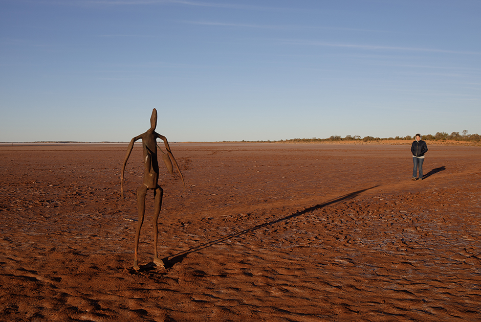Настя на фоне статуи Энтони Гормли на дне озера Баллард, Мензис, Западная Австралия