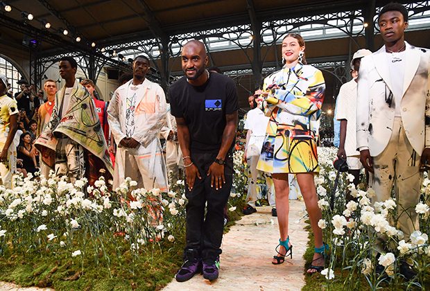 Вирджил Абло на показе Off-White на Неделе моды в Париже в 2019 году. Фото: Stephane Cardinale / Corbis / Getty Images
