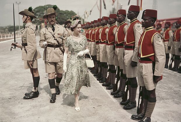 Елизавета II во время поездки в Нигерию в 1956 году