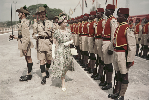 Елизавета II во время поездки в Нигерию в 1956 году. Фото: Fox Photos / Hulton Archive / Getty Images