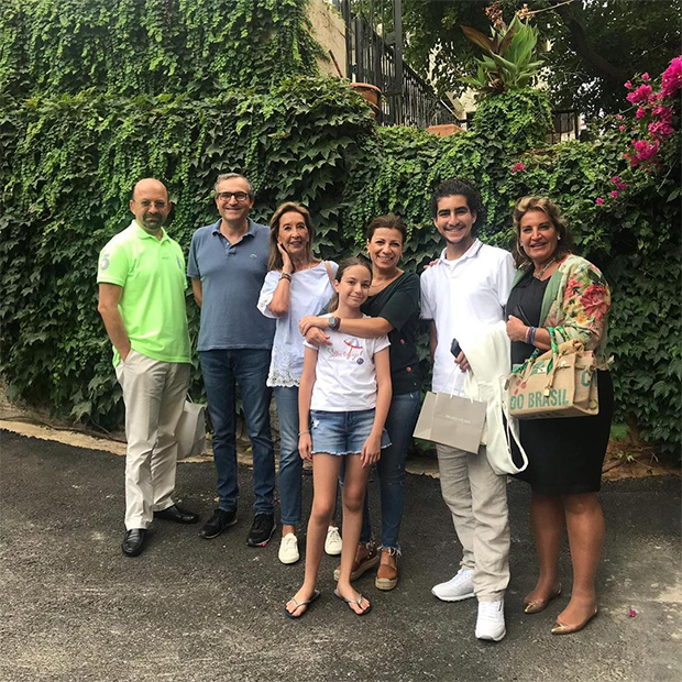 Андре Акури со своей семьей