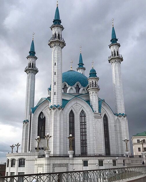 На мечеть Кул Шариф, которая находится на территории Кремля в Казани, можно смотреть часами. И в целом потерять счет времени — настолько это зрелище завораживает. Мечеть открыли в 2005 году, и она настолько успела полюбиться горожанам и гостям города, что, кажется, была в столице Татарстана всегда.
 
Высота купола составляет 39 метров, а в диаметре он достигает 17 метров. Декорирован внутри формами, которые ассоциируются с образом и деталями «Казанской шапки» — одной из регалий русских царей.