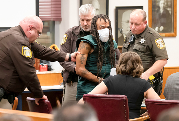 Даррелл Брукс, обвиняемый в атаке в Уокешо, в спецодежде для склонных к суициду. Фото: Mark Hoffman / Reuters