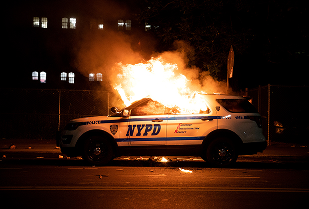 Полицейская машина, подожженная протестующими BLM в Нью-Йорке в 2020 году