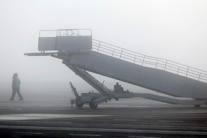 Самолет экстренно сел в российском аэропорту из-за отказа двигателя