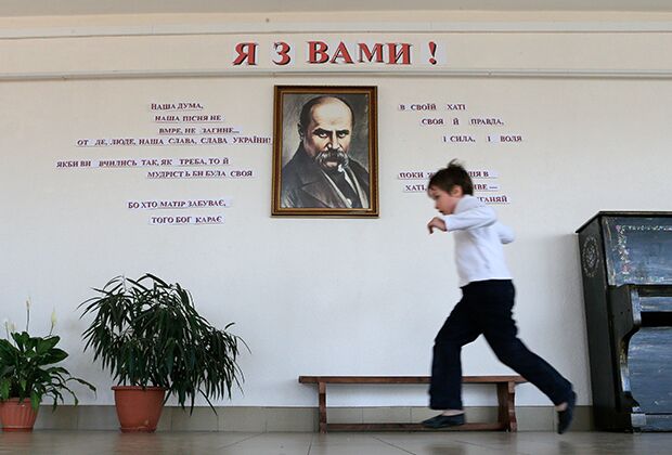 Портрет украинского поэта Тараса Шевченко в школе в Симферополе, 10 апреля 2014 года