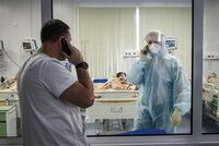 «Есть повод для паники» Чем опасен новый штамм коронавируса и что ждать от омикрона россиянам? Отвечает биолог