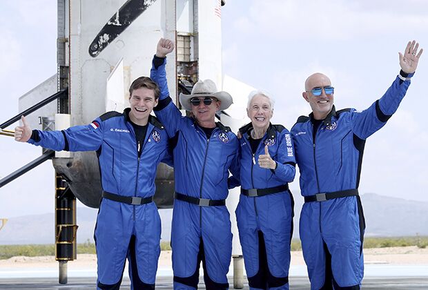 Джеффри Безос (второй слева) с первыми туристами суборбитальной системы New Shepard