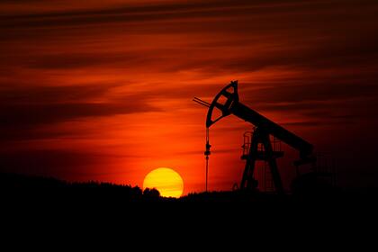 Мировые цены на нефть рекордно рухнули за полтора года