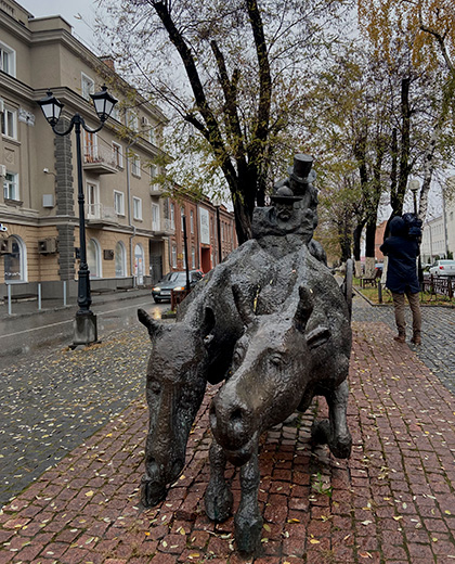 Памятник Пушкину изображает поэта во время прогулки по Владикавказу на бричке, запряженной волами