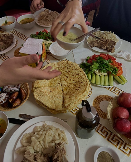 Обед в горном кафе с традиционными ингушскими блюдами