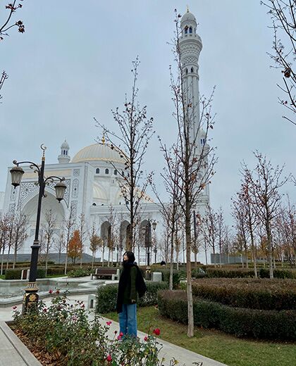 Это самая большая мечеть в Европе, вмещает до 30 тысяч человек. Как и положено в восточной сказке, дворец — то есть мечеть — окружает парк с 12 фонтанами, розарием, клумбами, скамьями для отдыха.