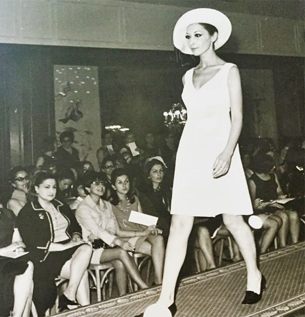 Андре Акури в платье и шляпке Ted Lapidus, 1970 год