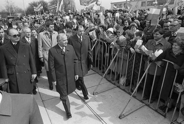 Михаил Горбачев (в центре)