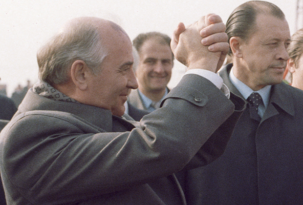 Михаил Горбачев и Владимир Медведев (справа)