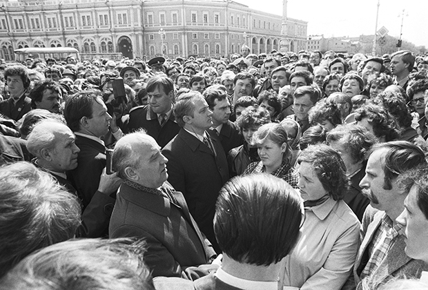 Михаил Горбачев (в центре) во время визита в Ленинград. 1985 год