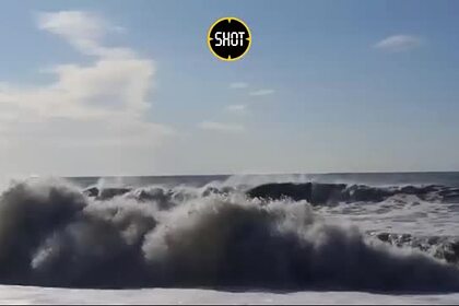 Мощная волна смыла россиянина с пирса во время шторма в Сочи и попала на видео