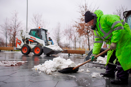 Задолжавших за услуги ЖКХ россиян предложили привлечь к уборке снега