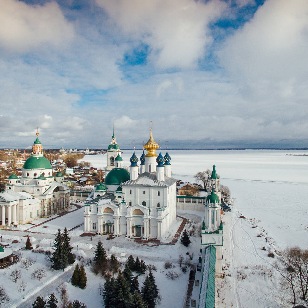 Названы самые. Ростов Великий Спасо-Яковлевский монастырь золотой кольцо России. Бюджетные путешествия по России зимой. Yaroslavl Region. В какой город России поехать зимой.