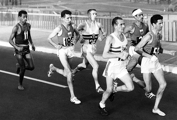 Абебе Бикила (крайний слева) в марафонском забеге на ОИ-1960