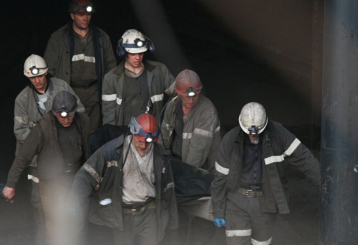 Спасатели поднимают на поверхность тела погибших при взрывах на шахте «Распадская» в Кемеровской области