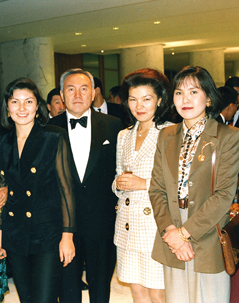 Нурсултан Назарбаев с дочерьми
