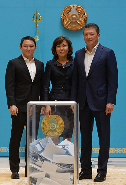 Председатель президиума Национальной палаты предпринимателей «Атамекен» Тимур Кулибаев с супругой Динарой и сыном на одном из избирательных участков во время внеочередных президентских выборов в Республике Казахстан, 2015 год