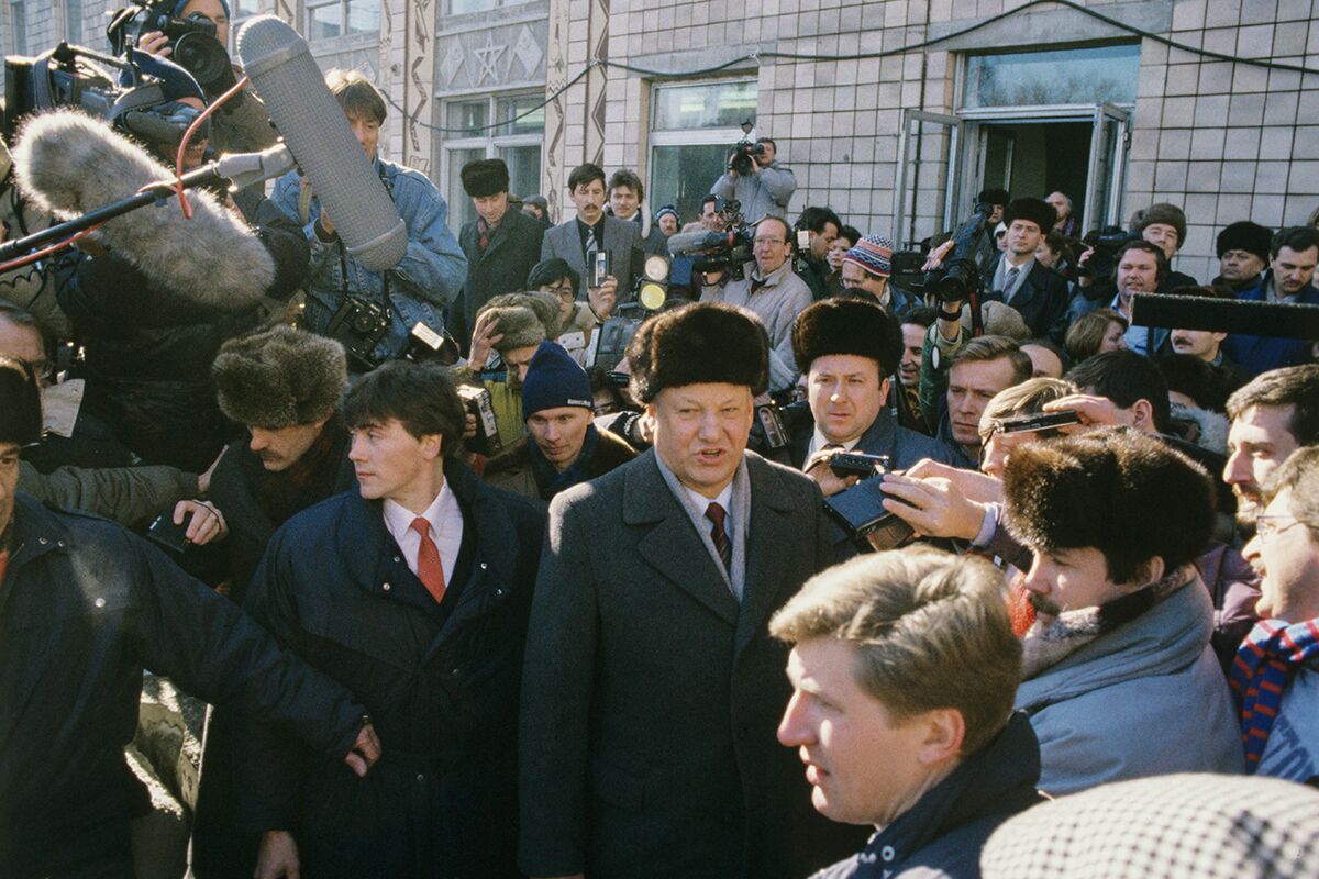 Председатель Верховного Совета РСФСР Борис Ельцин в окружении журналистов возле участка для голосования во время всесоюзного референдума о будущем СССР