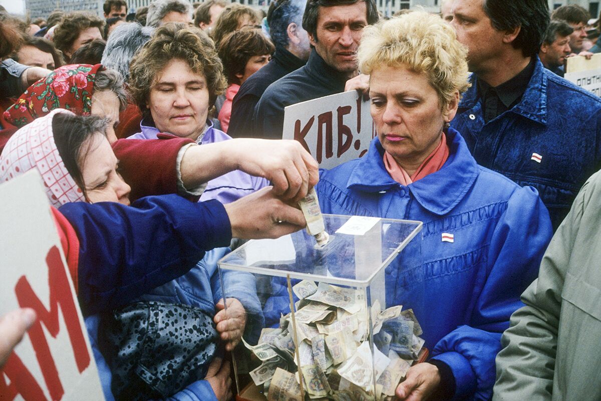 Забастовка рабочих в Минске, 23 апреля 1991 года. В тот же день представители девяти союзных республик и президент СССР Михаил Горбачев представили проект договора о создании ССГ
