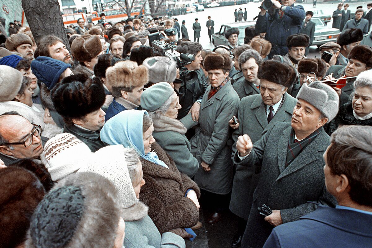 Президент Советского Союза Михаил Горбачев беседует с жителями Киева, 1990 год
