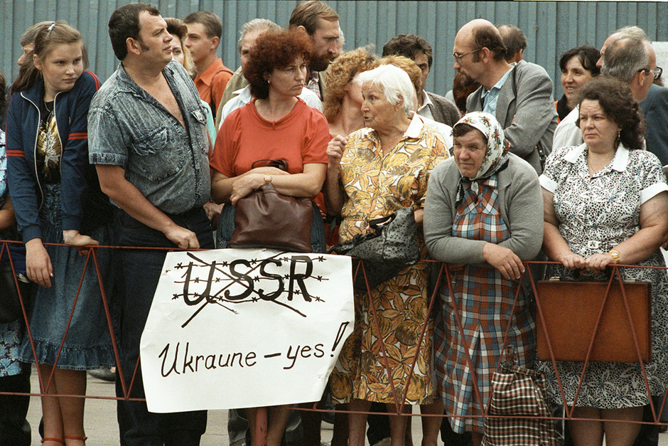 Киевляне приветствуют кортеж президента США Джорджа Буша-старшего во время его официального визита в СССР, 1991 год