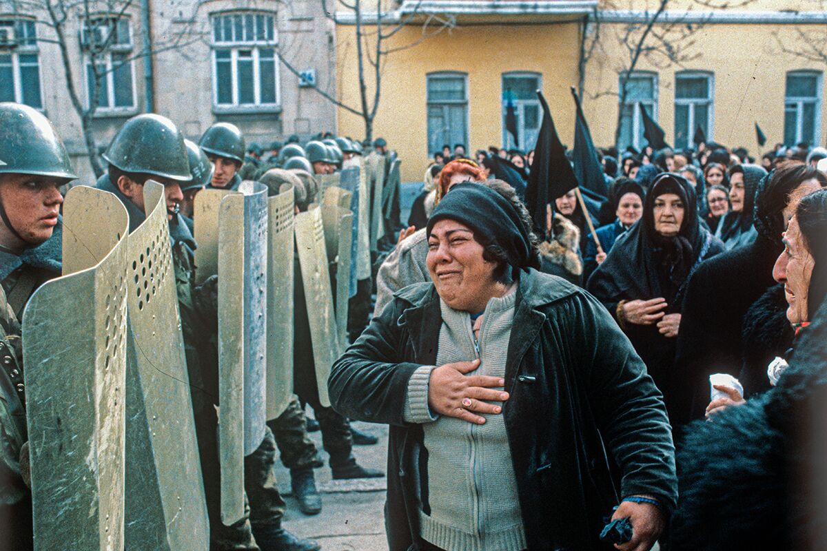 Азербайджанские женщины просят солдат не открывать огонь, Баку, январь 1990 года, после введения чрезвычайного положения