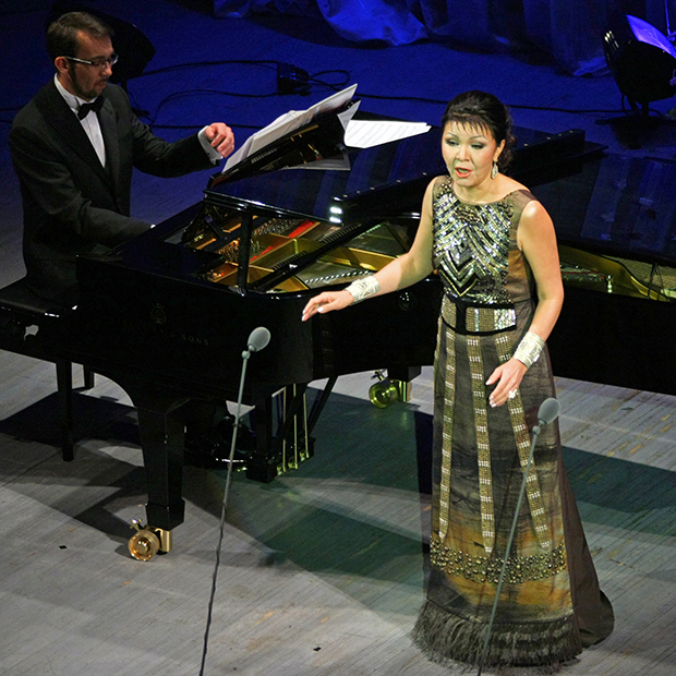 Старшая дочь президента Казахстана Дарига Назарбаева выступает на сцене Московского международного дома музыки, 2008 год