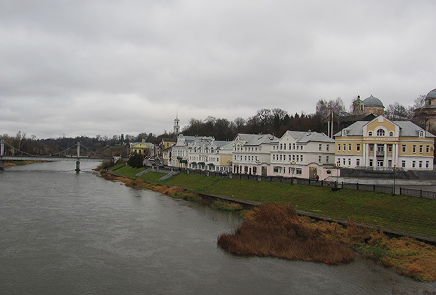 Порнодағы орыс қыздарын таяқпен ұрып жатыр