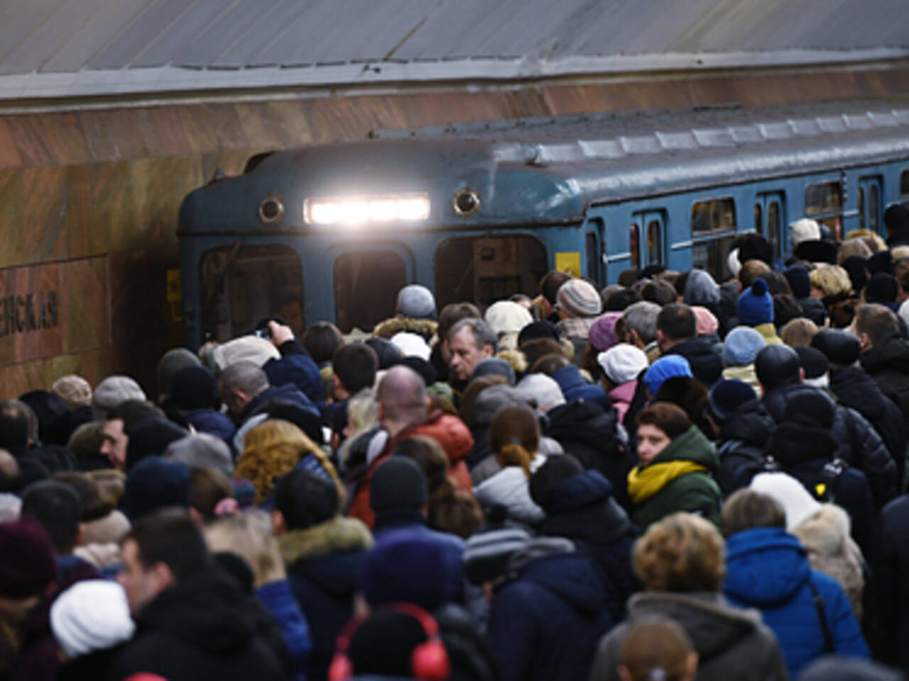 Пассажир московского метро спрыгнул на пути и ушёл в тоннель, где встретил поезд